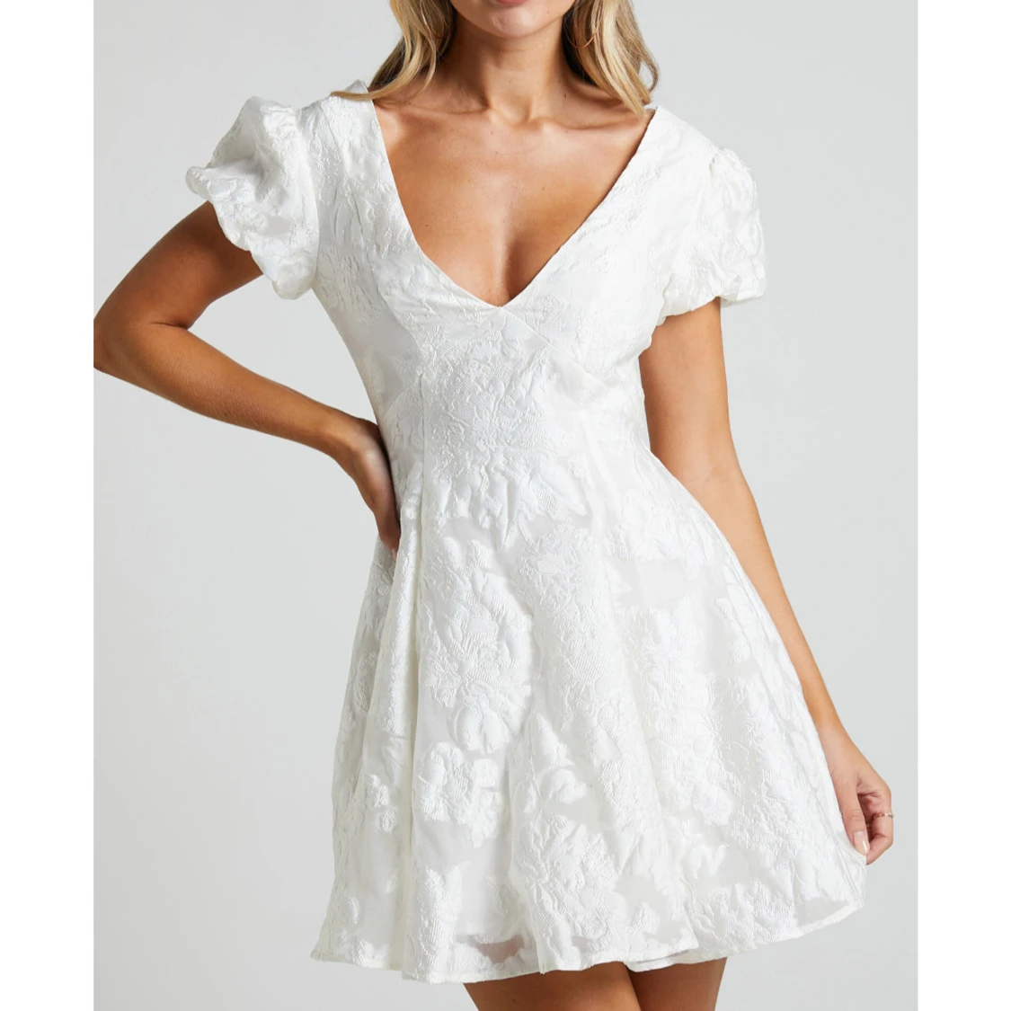 HELT NY klänning med puffärmar från Showpo