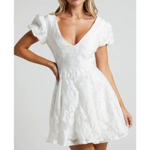 HELT NY klänning med puffärmar från Showpo - Säljer denna helt nya Brailey Jacquard Mini klänning från Showpo i storlek 34! Aldrig använd med prislapp och originalförpackning kvar! Säljer då det tyvärr inte gick att returnera från Sverige. Nypris med frakt 128 euro = 1430kr, nypris vid inköpstillfälle 138 euro = 1540kr. Kan skicka fler bilder vid intresse! 