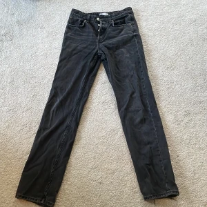 Svarta jeansbyxor - Snygga svarta jeansbyxor med en klassisk straight passform. 