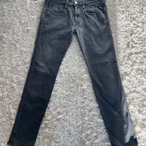 Svarta jeans från Replay - Snygga svarta jeans från Replay med en klassisk femficksdesign. De har en rak passform och är tillverkade i ett slitstarkt material. Perfekta för en stilren look.