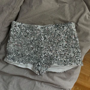 Glittriga shorts - Lågmidjade glitter shorts, perfekt till sommaren!
