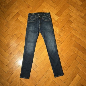 Replay anbass - Replay anbass jeans| storlek Length 32 och waist 29| jättefint skick inga defekter| nypris runt 1500kr mitt pris 549kr| pris ej hugget| lägsta 450kr|🍾🍾🍾🍾🍾🍾🍾🍾🍾🍾