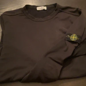 Stone Island sweatshirt  - Stone Island sweatshirt jr i ungefär nyskick, storleken är 170 såklart äkta finns Scan på tröjan. Säljer pga att jag växt ut den, skriv om du har frågor och priset är alltid förhandlingsbart 💯