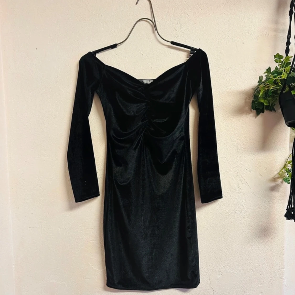 Svart sammet klänning från NLY Trend - 2
