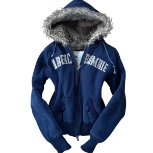 Abercrombie&Fitch fur zip up - Jag säljer denna Abercrombie&Fitch fur zip upen i en storlek M men passar en S. Skriv till mig för mått eller övriga frågor💞