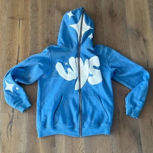 Blå hoodie från Watch Your Step - Skön full zip från watch your step snygg