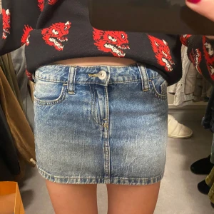 Lågmidjade jeanskjol - Aldrig använd 