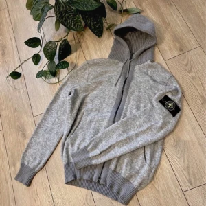 Stone Island ulltröja - Intressekoll på denna sjukt snygga och sällsynta Stone Island zip-upen || nyskick, skick: 10/10 || fick den i julklapp, nypris: 6499kr, mitt pris: 1999kr || storlek: L || material: Merinoull || har du fler frågor eller funderingar är det bara att höra av dig:)