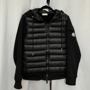 Moncler Cardigan - En moncler cardigan som är i bra skick ett litet ”hål” på armen (se bild) annars super fin! Skriv för fler frågor ☺️Den sitter som en storlek S/M Pris går att diskutera vid snabb affär 