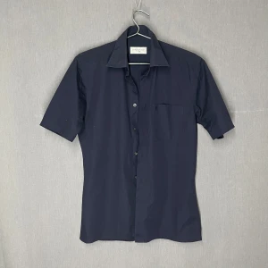 YSL Skjorta - Riktigt snygg vintage Saint Laurent skjorta, skick 9/10, riktigt fin. Mörkblå färg, något lila. Färgen är lika i verkligheten som på bilderna! Skriv för fler bilder eller vid funderingar 🙌😁