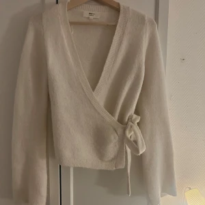 Gina Tricot omlottkofta - Jättefin vit kofta från Gina tricot🤗 använd fåtal gånger 