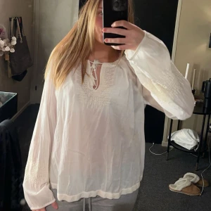 Blus  - Tunn fin vit blus, perfekt till våren och sommaren! 
