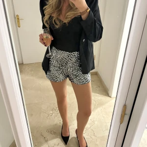 Glittriga shorts - Glittriga shorts från Zara, endast använda en gång. 