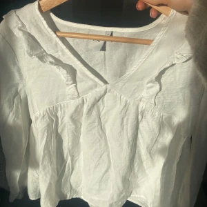 Vit blus  - Fin sommar blus från ICHI, tunn och är ganska lång o man behöver stryka den❣️