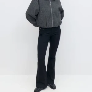 Gina tricot jeans - Gina tricot low waist bootcut jeans. Dessa används inte då jag inte tycker svarta jeans passar mig. Använda fåtal gånger, därmed inga defekter 💗