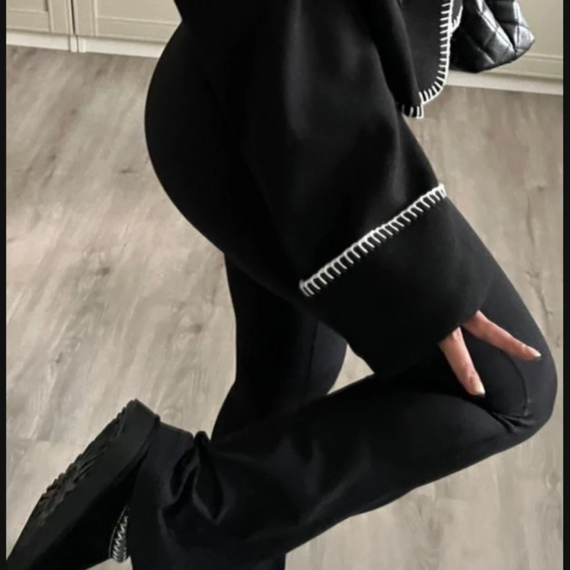 Svarta loafers med stickad kant