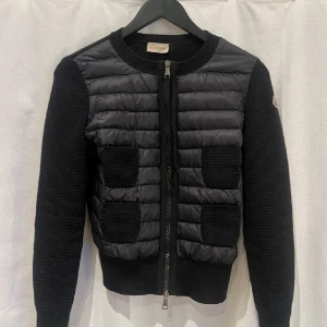 Moncler cardigan  - Intressekoll på min skitsnygga Moncler cardigan!!💓💓Jätte fint skick, inga defekter. Storlek S, den är självklart äkta 🥰🥰Tryck inte på köp nu!