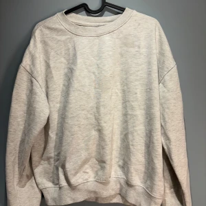 Grå sweatshirt från 157 - Säljer en enkel och stilren grå sweatshirt från 157. Tröjan har en klassisk rund halsringning och långa ärmar. Perfekt för en avslappnad look.