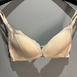 Intimissimi bh - Säljer en elegant intimissimi bh med spetsdetaljer längs kanterna. Den har justerbara axelband och en mjuk kupa för extra komfort. Perfekt för en stilren look.
