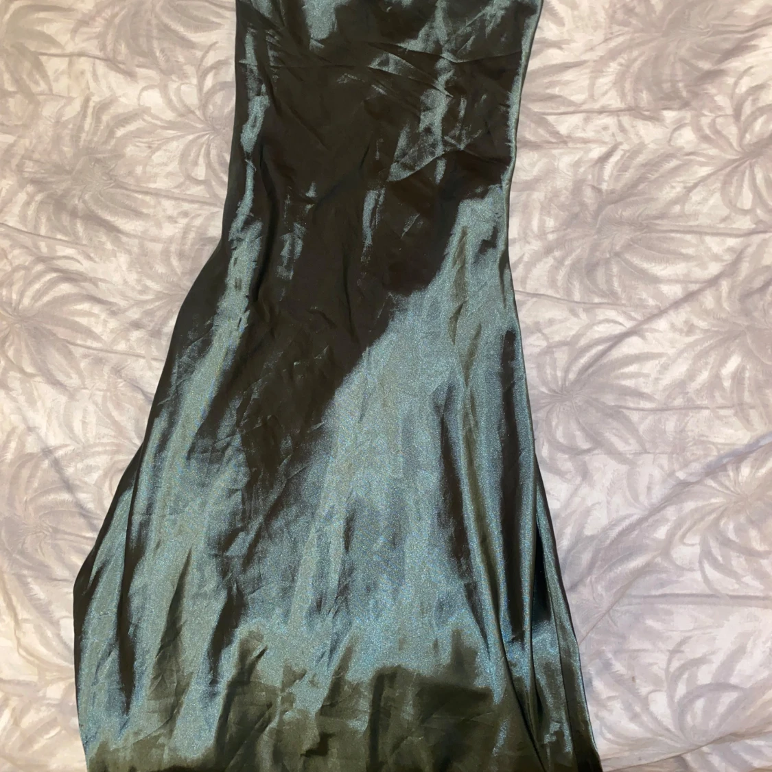 Champagne och mörkgrön sidenklänning - 1