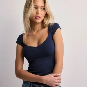 Mörkblå topp från Nelly - Helt ny topp från Nelly som inte har lämnat packet. Den är supersöt och går att klä upp och klä ner.