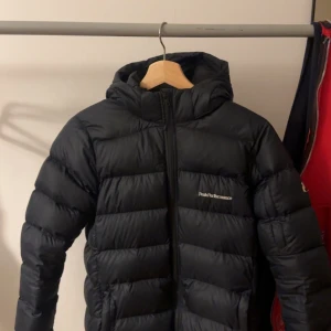 Peak performance jacka - Tja , säljer min peak jacka nu för den börjar bli för liten för mig. Inköpt förra året för ca 3800kr, mitt pris 499kr! Fint skick, storlek 170cm men passar om man har xs elr s (jag har själv storlek s å den är bara lite för liten på mig)