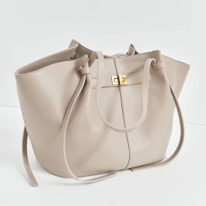 long strap pu bag - Säljer min helt omvända väska från Gina, den är stor och praktisk och JÄTTE FIN, säljer den pga att jag fått en annan väska som används mer,perfekt för att bära till vardagen.🩷(köpte för 500)