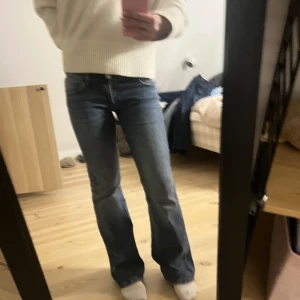Lågmidjade jeans  - Säljer mina fina lågmidjade jeans från Gina tricot. Endast använda en gång. Storlek 164. Fickor på baksidan, kan skicka bild vid intressen💗