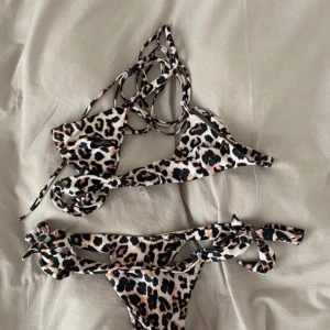 Bikini överdel  - Säljer endast bikini överdelen då jag inte använder den längre! Skit snygg överdel som går att matcha med olika underdelar!! Fraktar endast varan och köparen betalar frakten! Priset som syns är vad som gäller🙏🫶