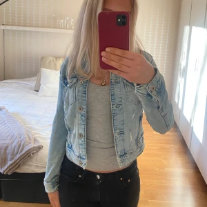 Jeansjacka - Skitsnygg jeansjacka i bra skick, sparsamt använd. Säljer då den är för liten💕