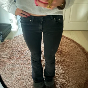 lågmidjade bootcut jeans - säljer dessa snygga svarta lågmidjade bootcutjeans🥰🥰🥰skriv privat för fler bilder och pris kan diskuteras