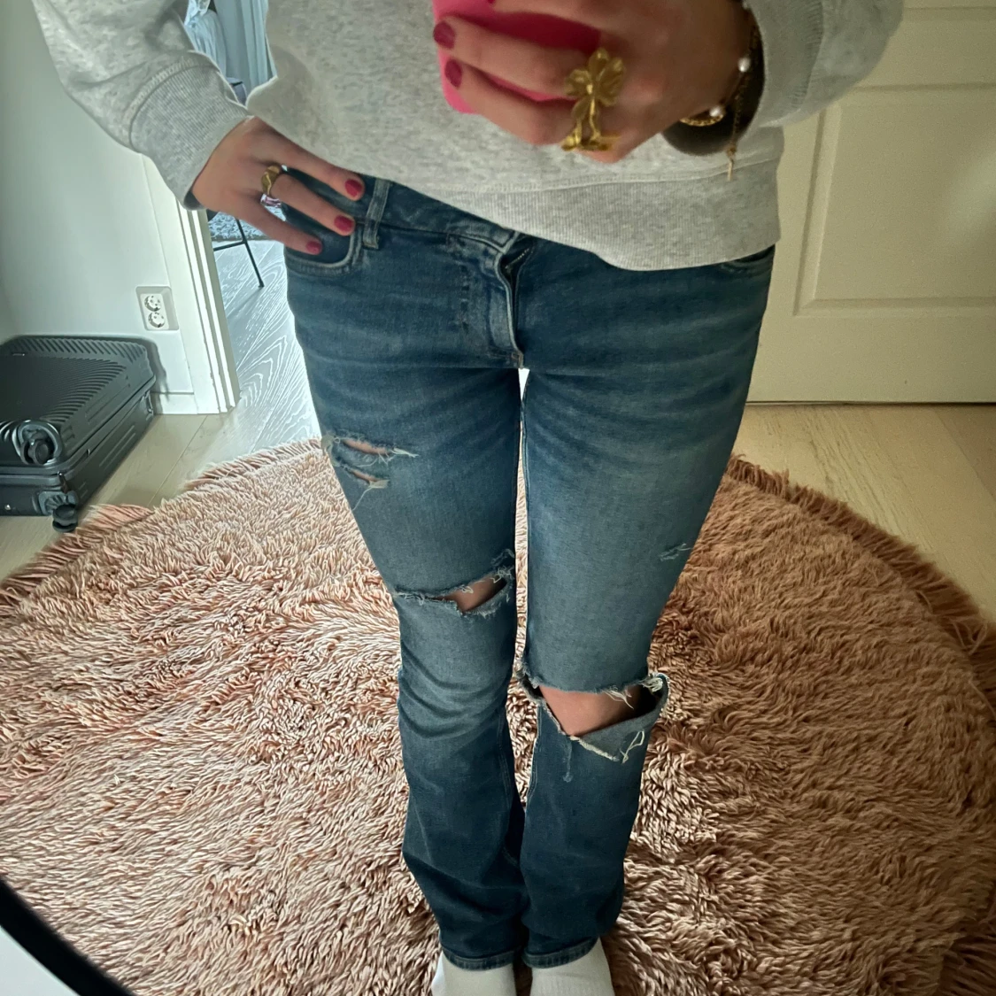 mörkblå jeans med slitningar - 2