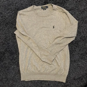 Ralp Lauren sweatshirt - Skön och snygg tröja från Ralph Lauren. Hör av dig vid frågor eller fler bilder! Pris kan diskuteras!