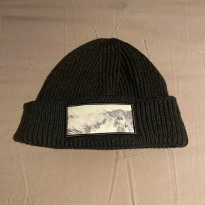 Revenite mössa (slutsåld överallt) - Sista mössan revenite släppte helt slutsåld och svår att få tag på.