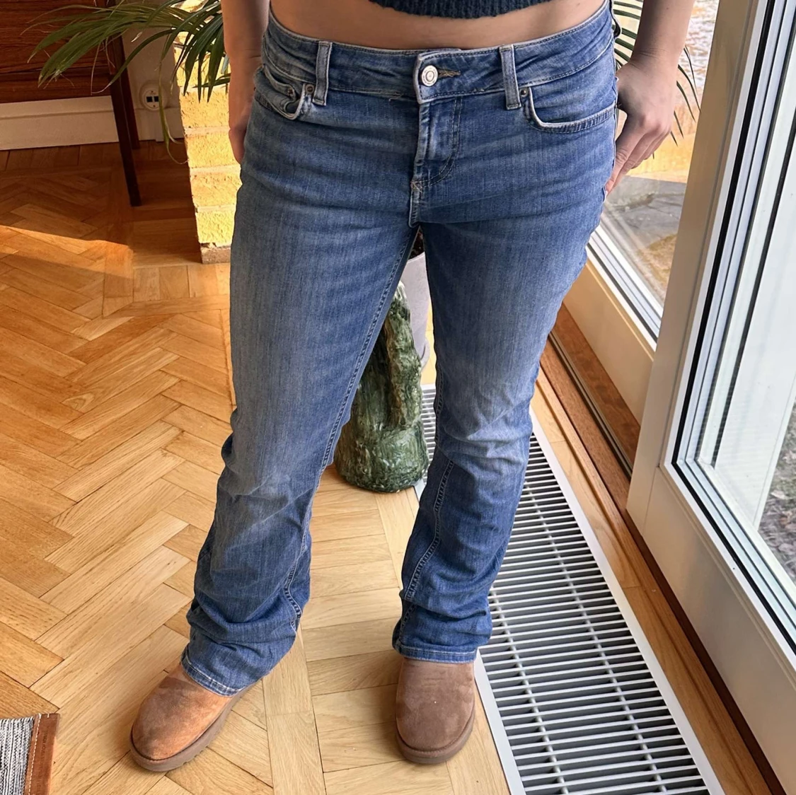 Blå jeans med bootcut