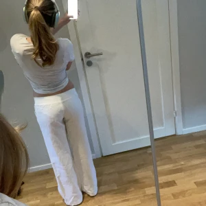 Vita linnebyxor från Alobha label - Säljer mina linnebyxor från Alobha label som jag ÄLSKAR. Tyvärr har de använts mycket och har därför fått en del slitningar därav priset.  Men de går fortfarande och använda då defekterna inte är något man tänker på när de sitter på💗