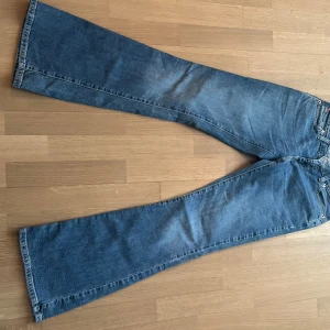 Blå Levis jeans bootcut lowwaist xs/s - Snygga blå Levis jeans med bootcut och low waist stl 27/32. Midja 34 cm innerben 78 cm ingen stretch. 