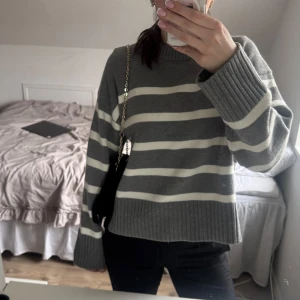 Grå och vit randig stickad tröja - Stickad tröja i nyskick💕