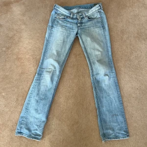 Ljusblå jeans med broderade bakfickor - Snygga lågmidjade ljusblå jeans med bootcut-stil och broderade detaljer på bakfickorna. De är från märket Diesel och köpta i Frankrike! Lite små defekter bland annat ett hål på rumpan och ett litet på knät, man kan sy igen men jag använder de ändå. Tryck på köp direkt🩷