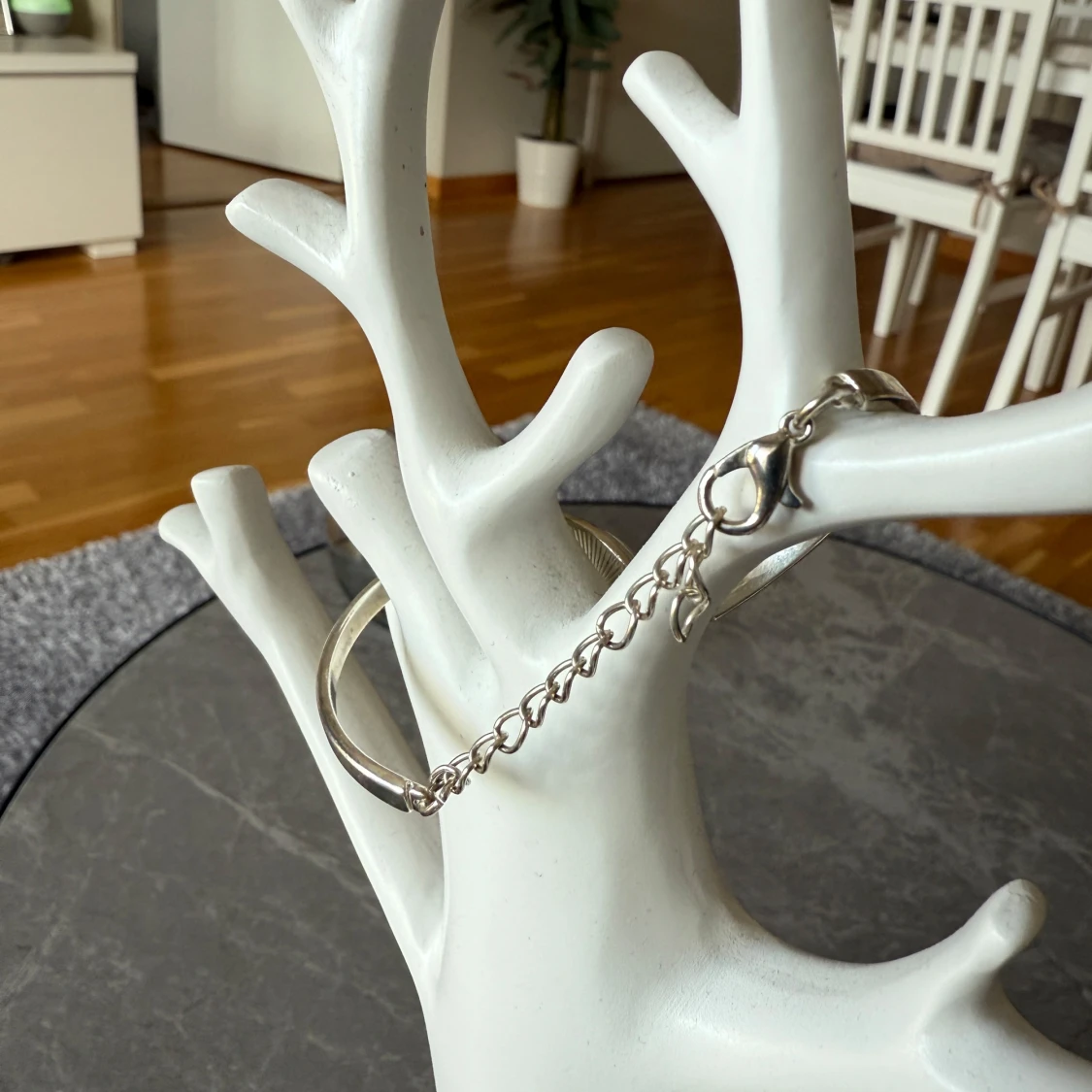 Silverfärgat armband med text - 2