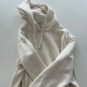 Vit/Beige hoodie från TriDri - Säljer en stilren vit/beige hoodie från TriDri. Den har en klassisk design med en stor ficka framtill och justerbar huva. Perfekt för en avslappnad look. Skriv för mått eller fler bilder💕Knappt använd!!