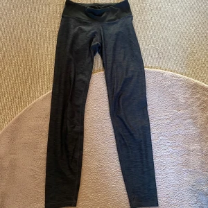 Svarta leggings - Snygga svarta leggings från H&M Sport. Perfekta för träning med en normal midja som ger bra stöd. Tillverkade i ett stretchigt syntetmaterial för optimal rörelsefrihet.😻De har en V söm vid rumpan för att ge din rumpa den bästa formen❤️Så sköna!! Står storlek S, men passar XS också💕
