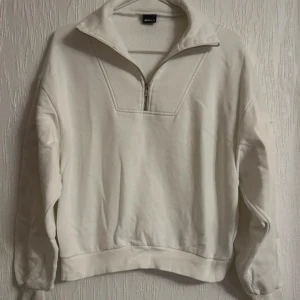 Tröja med dragkedja - Stor garderobrensning♻️Se gärna mina andra annonser. Pris går att diskutera vid flerköp🌸