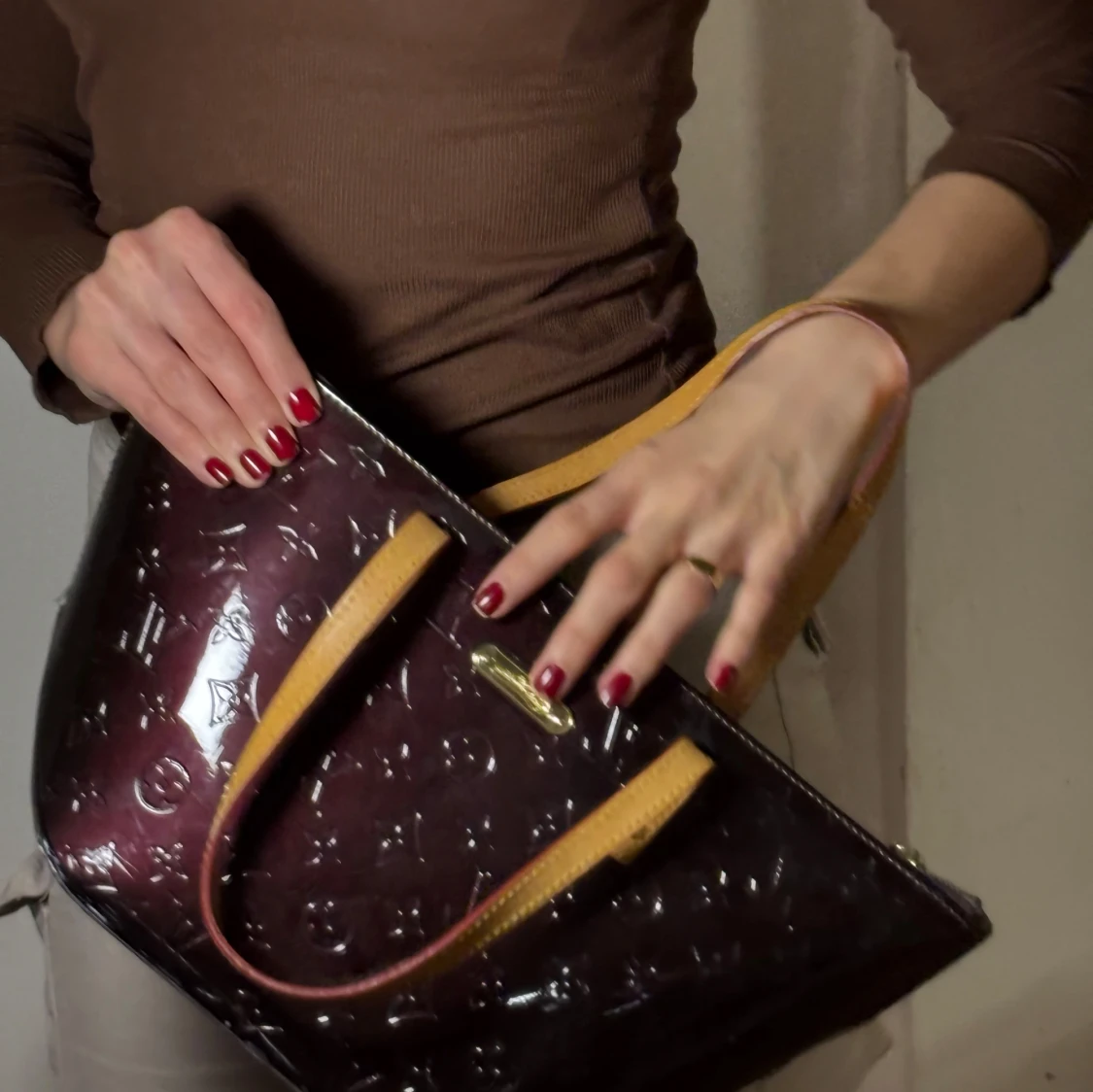 Mörklila handväska med monogram - 2