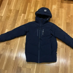 Sail racing jacka - Säljer denna marinblå vinterjackan från märket sail racing i storleken 160. Nypris 3000kr men säljer den för 999kr. Bra skick.