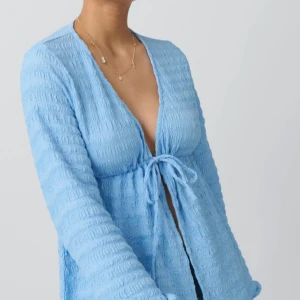 Blå texture top - Nyskick, aldrig använd, större i storleken, somrig.