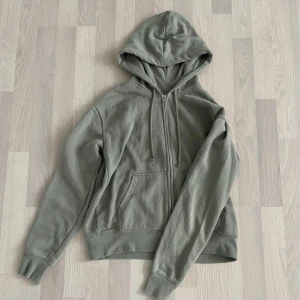 Sweatshirt - Väldigt bra skick, mjuk och skön olivgrön simpel tjocktröja med dragkedja. Använt från 5 till 10 gånger.