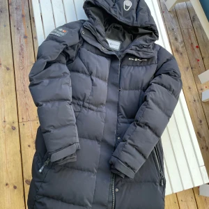 Sail Racing jacka  - Säljer en jättefin sailraicing jacka i jättebra skick, storlek m. Är en varm jacka som passar för kalla vintrar. Jackan har inga defekter. Skriv om ni har frågor☺️🫶