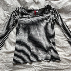 Stripete trøye  - Vintage hm stripete trøye. I str 42 men passer fint en small. 
