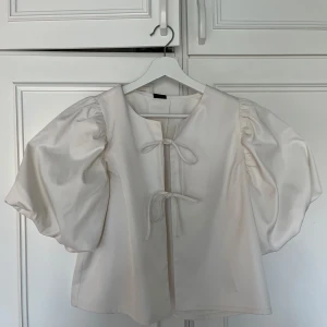 Puffblus från Gina Tricot - Oanvänd puffblus från Gina Tricot ✨